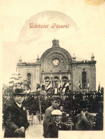A pécsi zsinagóga, előtte ünneplő tömeg (Forrás: MZSL)
